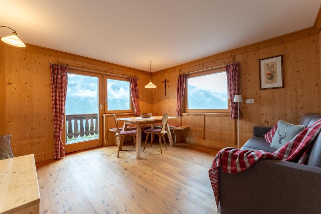 salon ze stołem i kanapą w obiekcie Panorama Apartment Raffeinhof w mieście Santa Valpurga