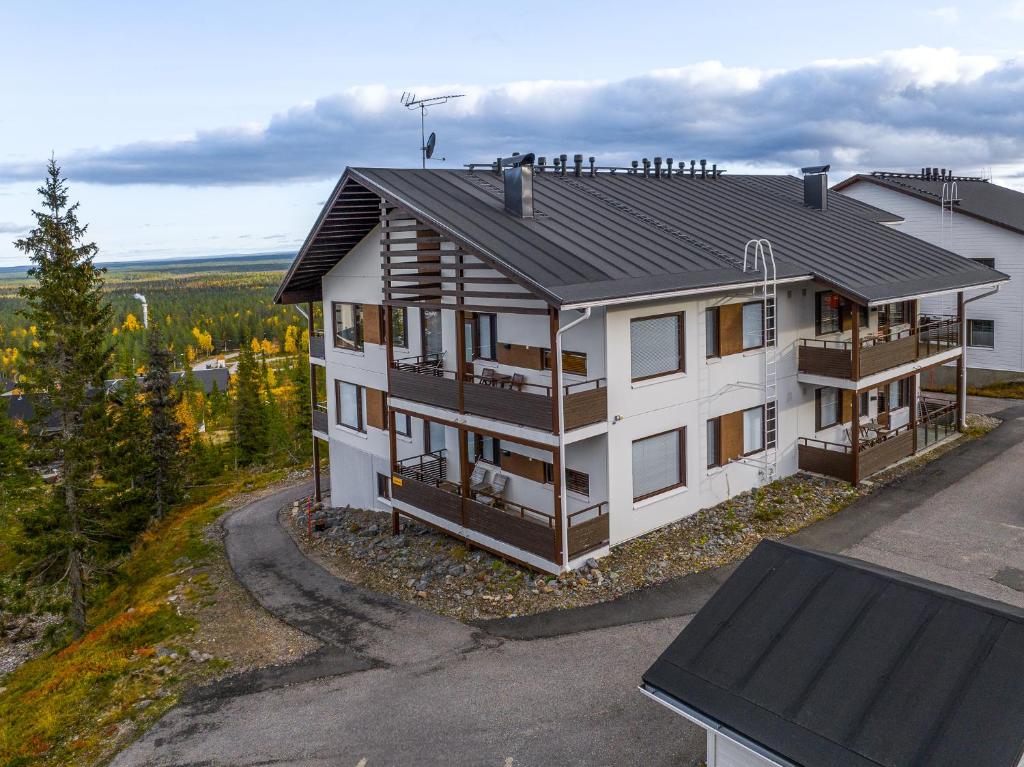 - une vue aérienne sur une maison dans l'établissement Villa Ylläs 301, à Ylläsjärvi