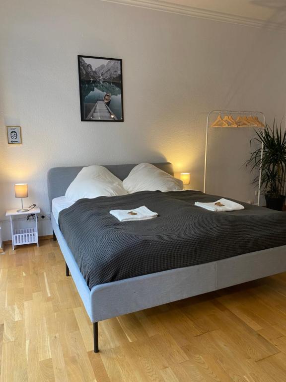 ein Schlafzimmer mit einem Bett mit zwei Handtüchern darauf in der Unterkunft Zentral * Stilvoll * Nahe HBF * Netflix in Aachen