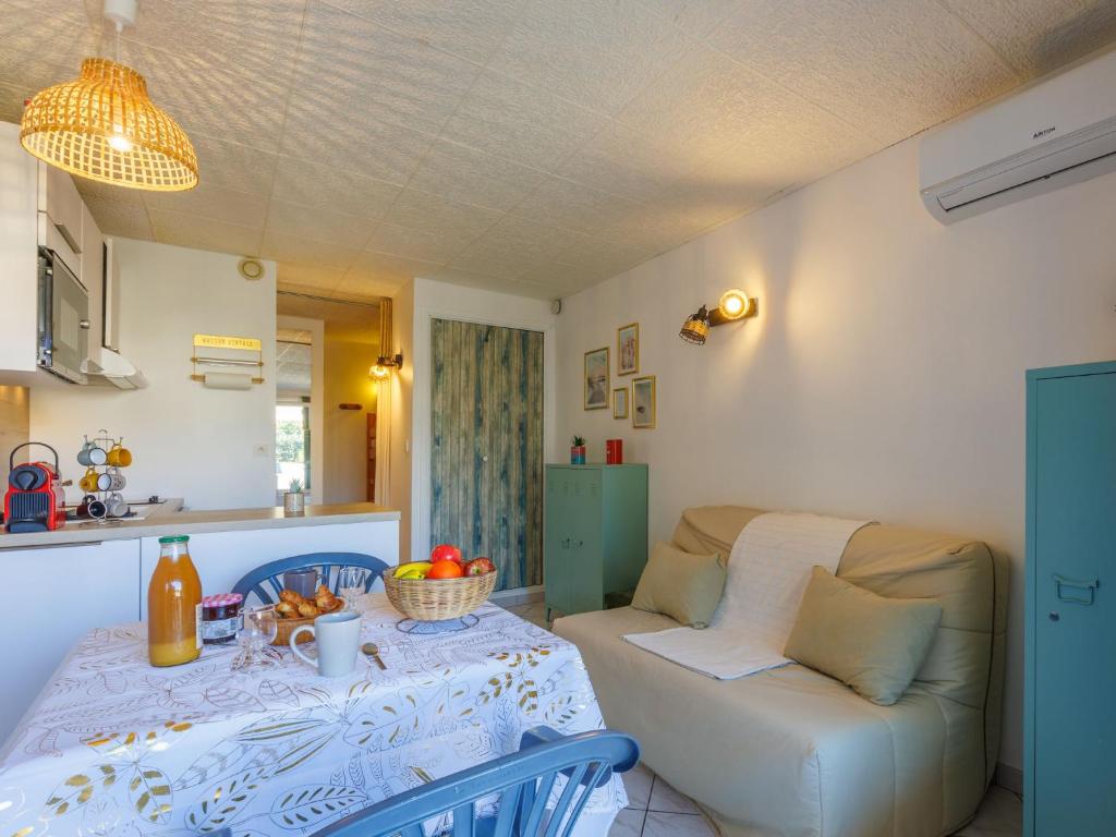 un salon avec une table et un canapé dans l'établissement Studio Port La Roquille-1 by Interhome, au Cap d'Agde