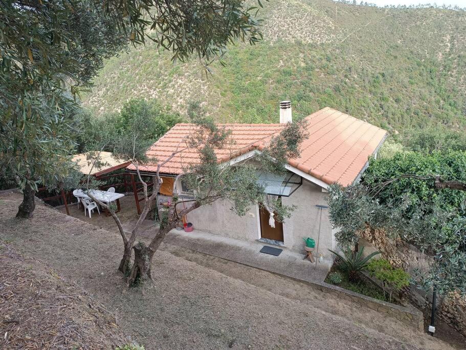 ein kleines weißes Haus mit rotem Dach in der Unterkunft La Tana del Berü in Varraze