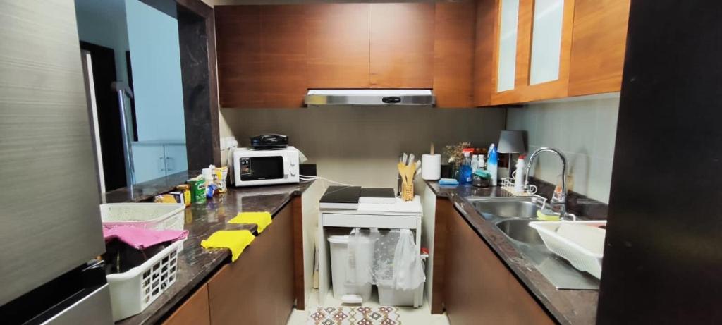 uma cozinha com um lavatório e uma bancada em Love place em Abu Dhabi