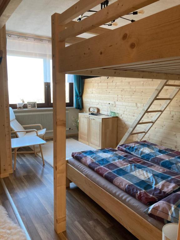 1 dormitorio con litera de madera en una habitación en WeiXL Schi&Bike Appartements-Bike in&Bike out neben Wexl Trails Bikepark, en Sankt Corona am Wechsel