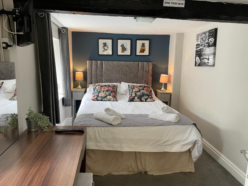 um quarto com uma cama grande e 2 almofadas em The Unicorn, Ambleside em Ambleside