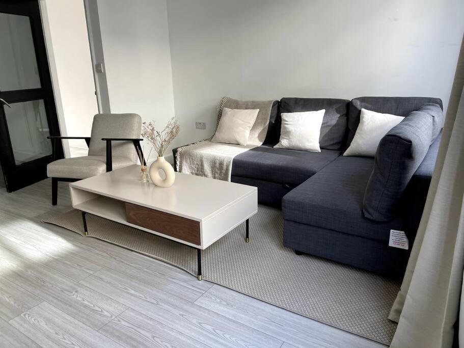 ein Wohnzimmer mit einem Sofa und einem Couchtisch in der Unterkunft 2 Bedroom Central London Apartment Modern and Stylish in London