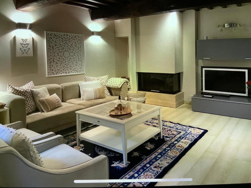 uma sala de estar com um sofá e uma televisão em Casa Gaia em Vicopisano