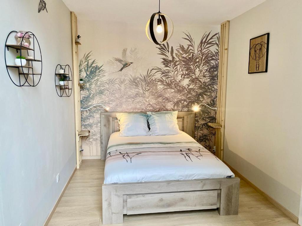 um quarto com uma cama e um quadro na parede em Appt Cosy résidence Palmareda em Tarbes