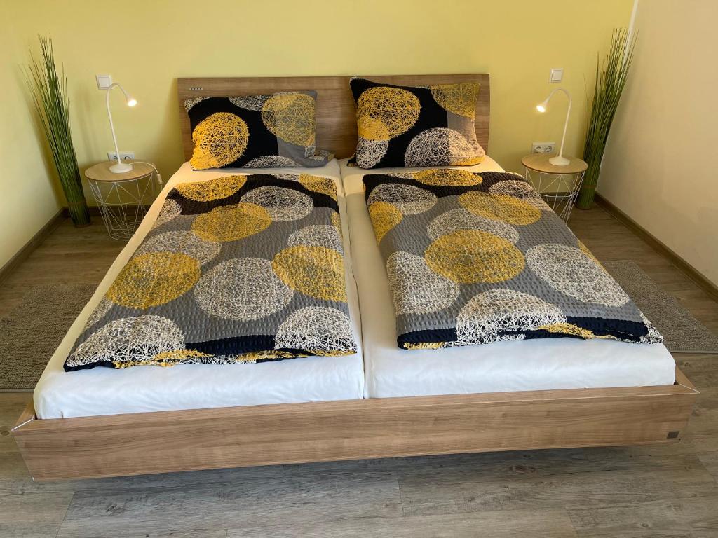 two beds sitting next to each other in a bedroom at „Vogelnest“ im Vogelsberger Hof in Grebenhain