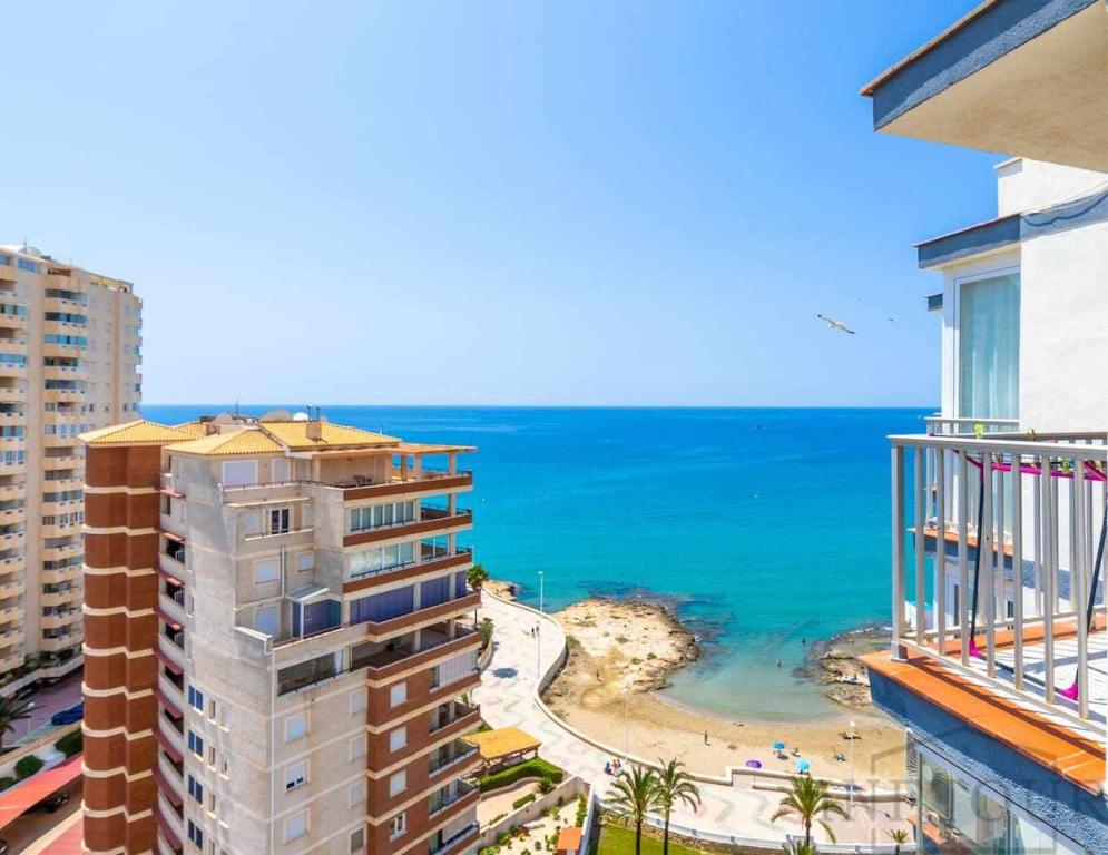 widok na ocean z budynku w obiekcie Inftour Atlanta 14 Apartamento w mieście Calpe