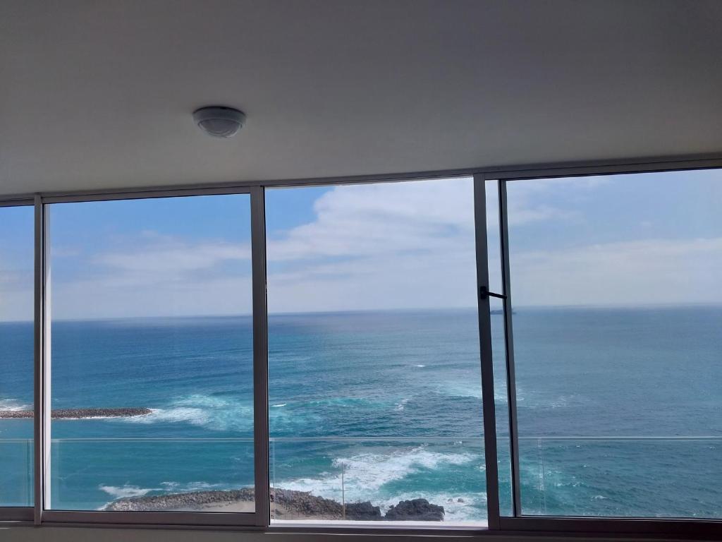 una ventana con vistas al océano en Departamento vista al mar, en Arica