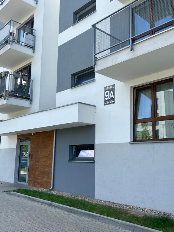 een appartementencomplex met een bord aan de zijkant bij Apartment in Lublin