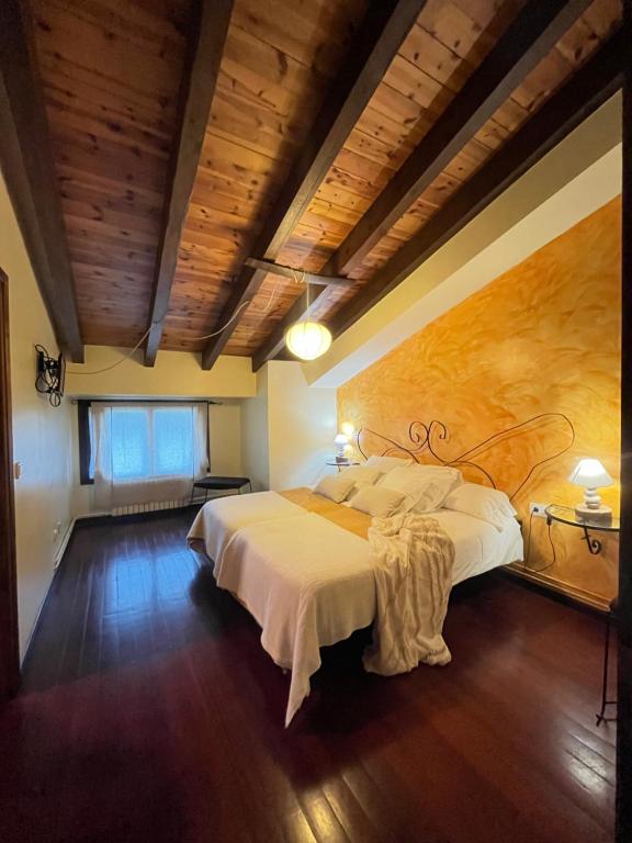 1 dormitorio con 2 camas y techo de madera en The Garden by LUKE en Ezcaray