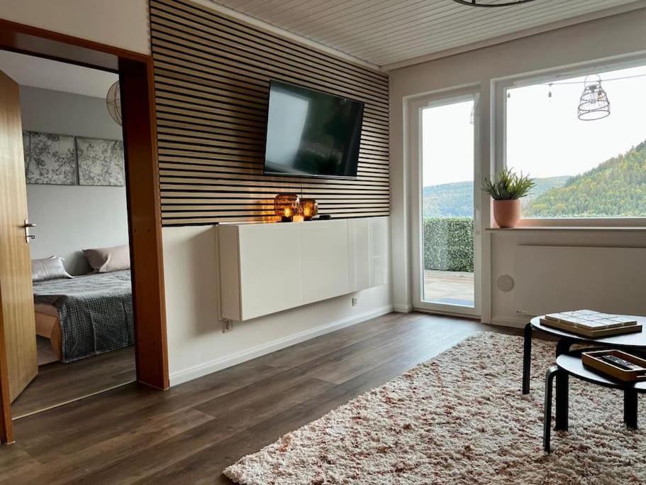TV a/nebo společenská místnost v ubytování Wohnen im Schwarzwald mit Panoramablick