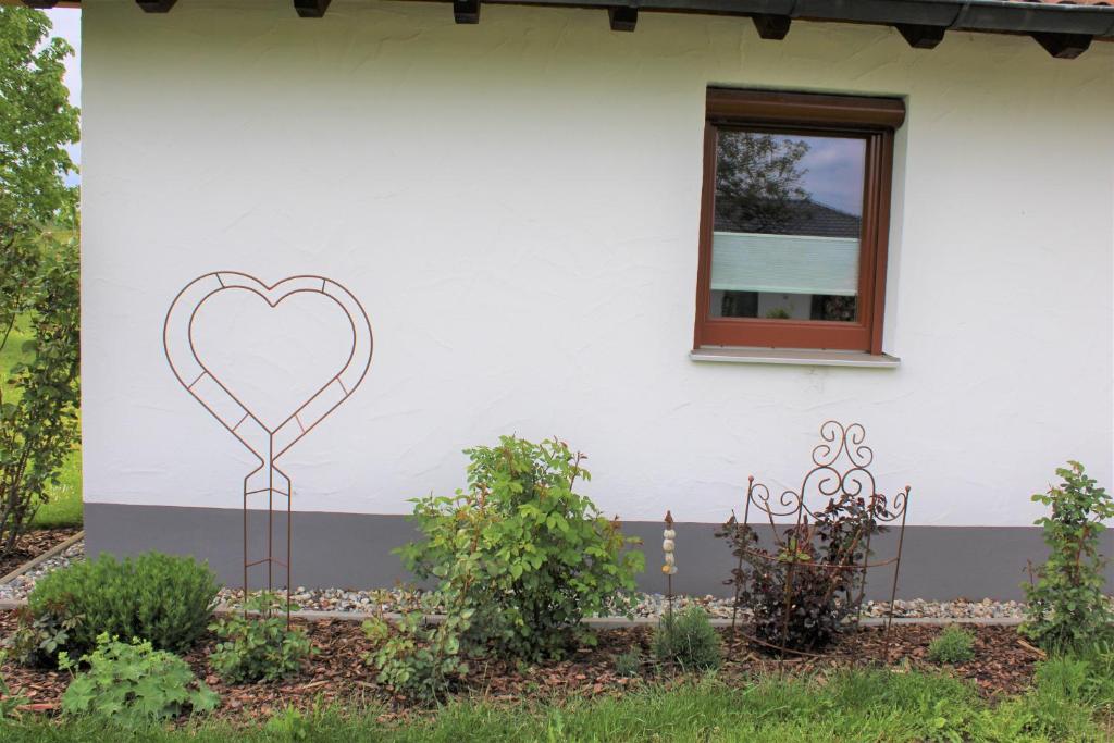 un corazón pintado en el lateral de una casa en Ferienhaus Landliebe en Ötisheim