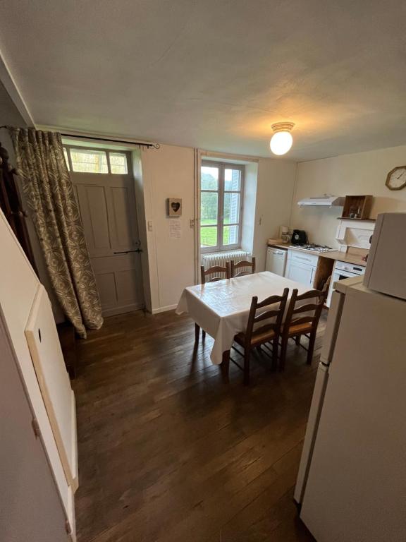 - une cuisine et une salle à manger avec une table et des chaises dans l'établissement maison de campagne, à Saint-Martin-Château