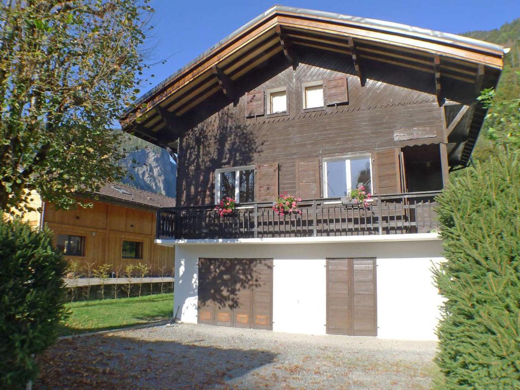 una casa con balcone nella parte anteriore di Chalet Gentiane à Samoëns - Idéal pour vacances familiales ou entre amis, calme et confort assuré - FR-1-629-88 a Samoëns