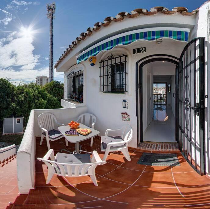 ラ・カラ・デ・ミハスにあるApartment in the best locationの家の中のパティオ(テーブル、椅子付)