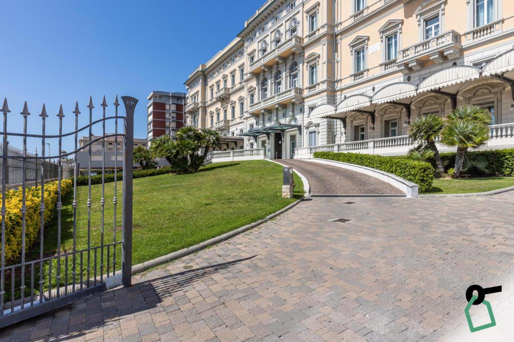 una recinzione di fronte a un grande edificio di HOTIDAY Hotel Livorno a Livorno