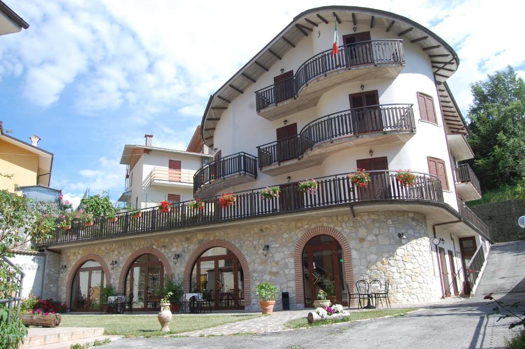 un edificio con balcones en un lateral en B&B La Tana Dell'orso, en Villalago