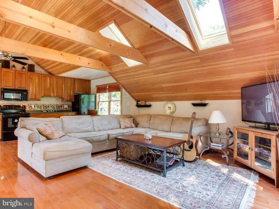 a living room with a couch and a tv at Barnhouse+1000sqft PartySpace for rent@Gainesville 