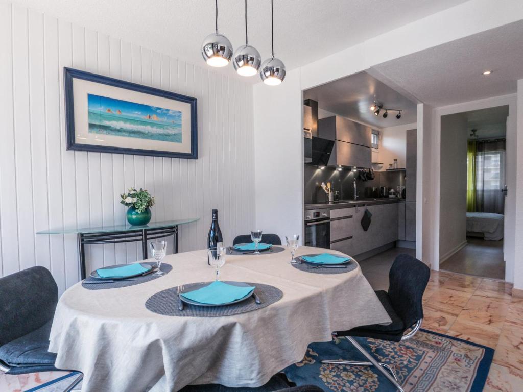 Kuchyňa alebo kuchynka v ubytovaní Grand appartement avec terrasse face au Mont-Blanc, parking et WiFi - FR-1-343-173