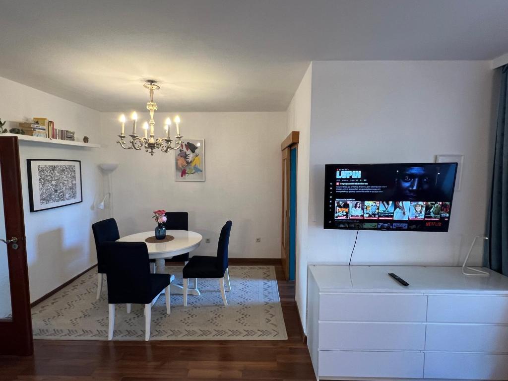 Kuchyň nebo kuchyňský kout v ubytování Stylish Youthful Condo in the Heart of Mödling, Fiatalos Boldog Otthon Mödling Szivében