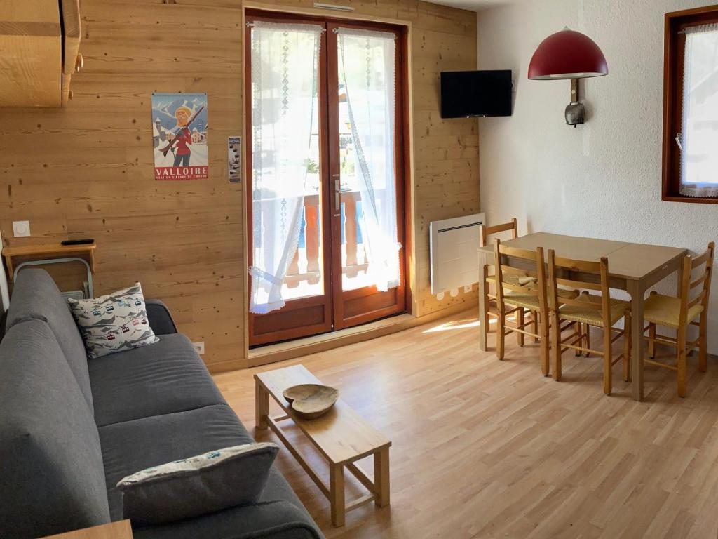 un salon avec un canapé et une table dans l'établissement Appartement chaleureux 4 pers, proche des remontées et commerces, balcon ensoleillé - FR-1-263-520, à Valloire
