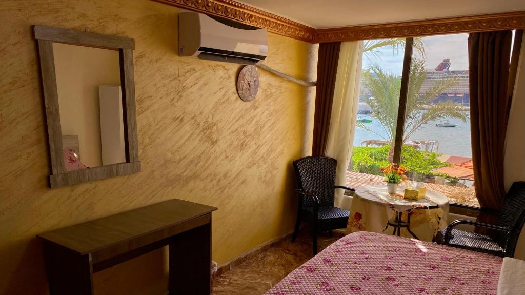 Postel nebo postele na pokoji v ubytování Al-Amer Beach Hotel