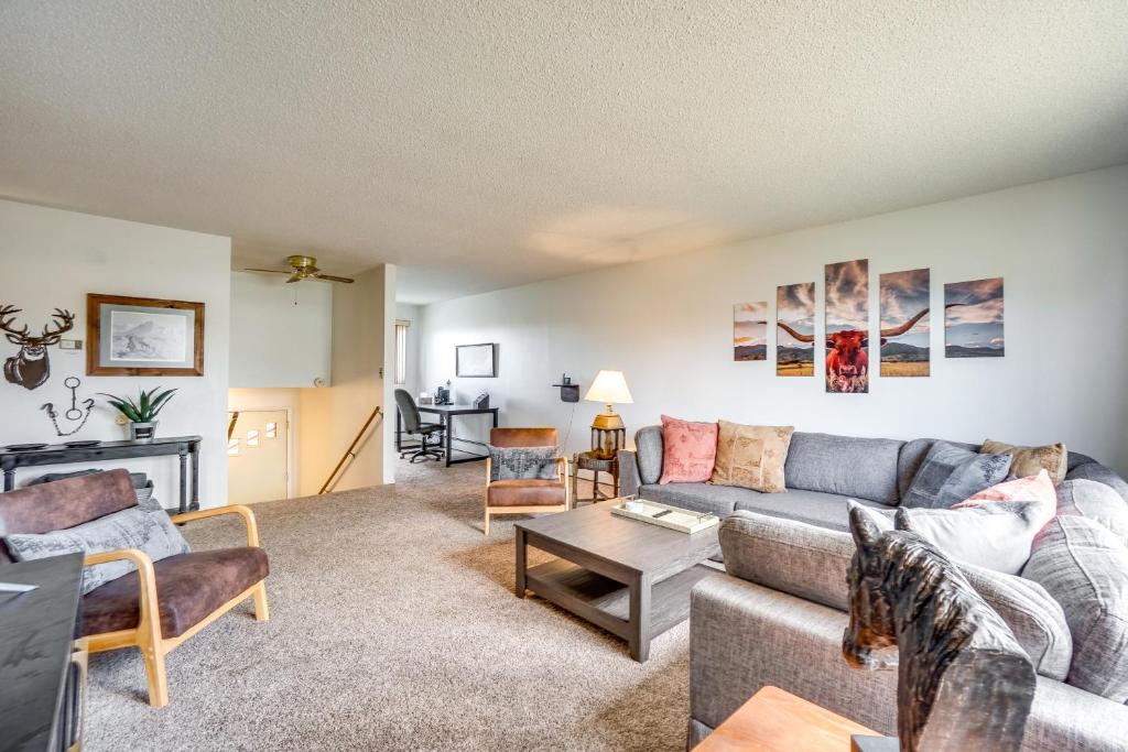 un soggiorno con divano e tavolo di Laramie Vacation Rental 3 Mi to Downtown! a Laramie