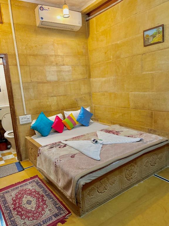 Postel nebo postele na pokoji v ubytování Hotel Pol Haveli Jaisalmer