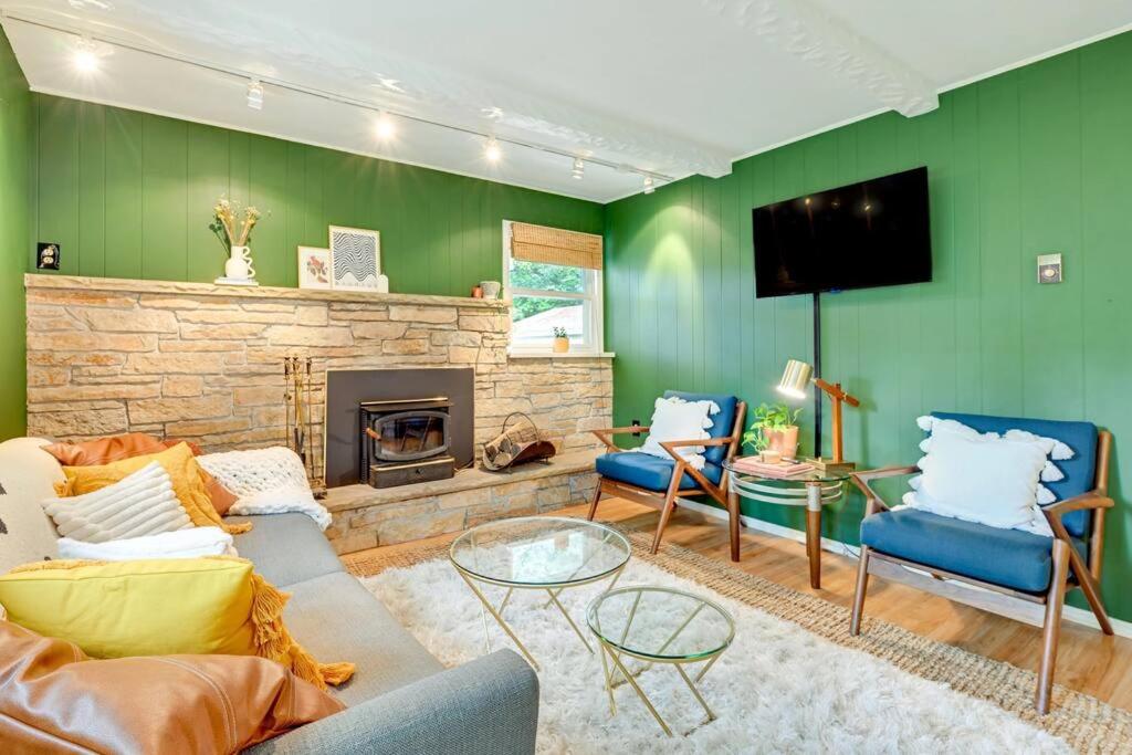 The Hideaway a cozy cabin + Puckaway Lake access. Kayaks & family