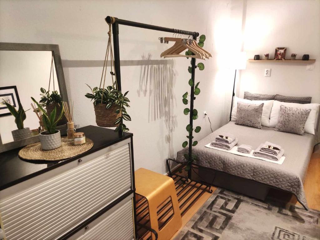 małą sypialnię z łóżkiem i lustrem w obiekcie Incognito w Salonikach