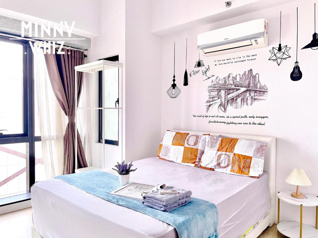 - une chambre blanche avec un lit et un dessin au mur dans l'établissement REVO Couple Suite near Pavilion 2 Stadium Bukit Jalil, à Kuala Lumpur