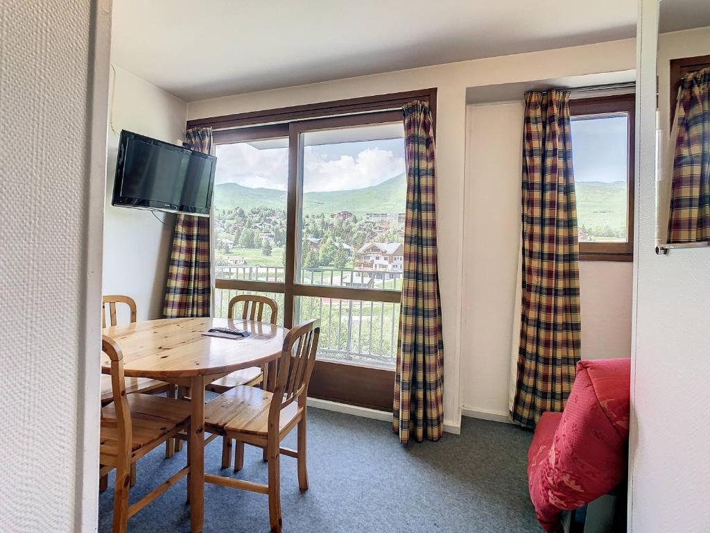 une pièce avec une table, des chaises et une fenêtre dans l'établissement Charmant studio balcon nord, proche commerces et pistes, résidence avec ascenseur - Fontcouverte - FR-1-417-14, à La Toussuire