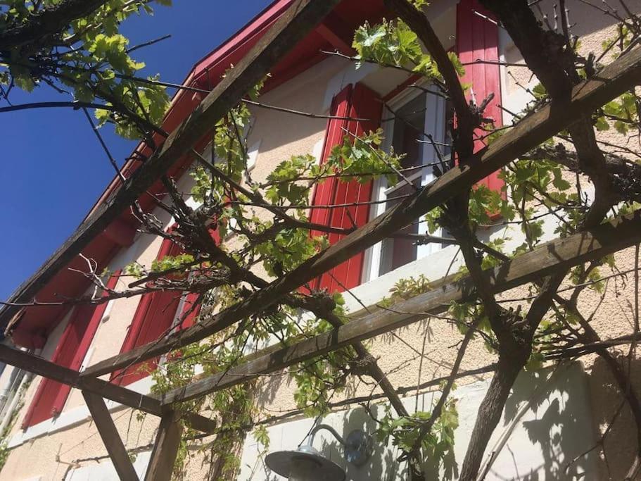 une fenêtre rouge sur le côté du bâtiment dans l'établissement Villa Le Nid proche plage, à Saint-Palais-sur-Mer
