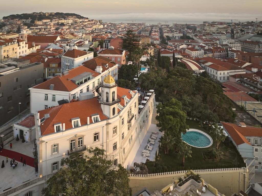 una vista aérea de una ciudad con un edificio en Torel Palace Lisbon en Lisboa