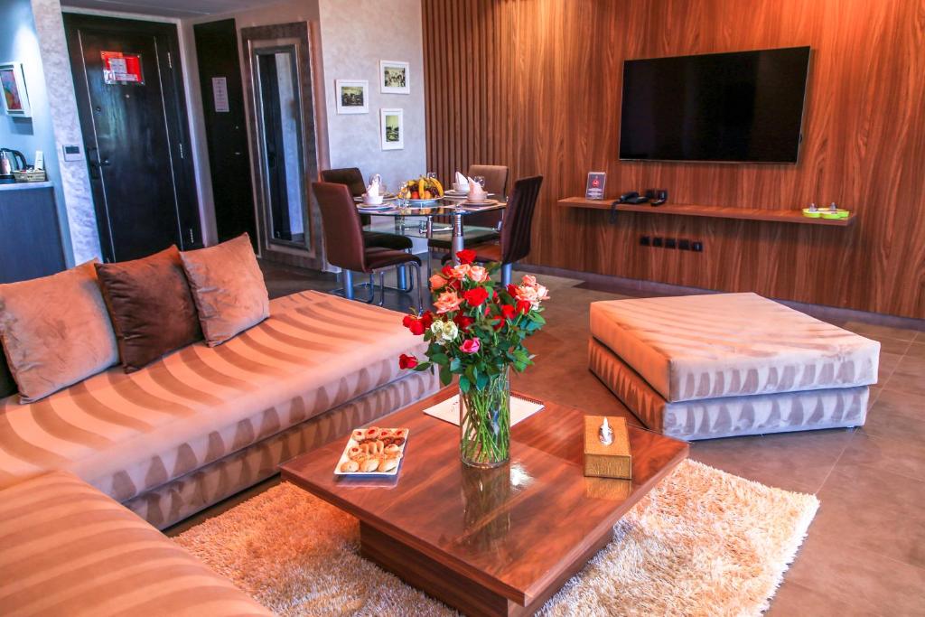 - un salon avec un canapé et une table fleurie dans l'établissement Medina Loft & Spa, à Marrakech