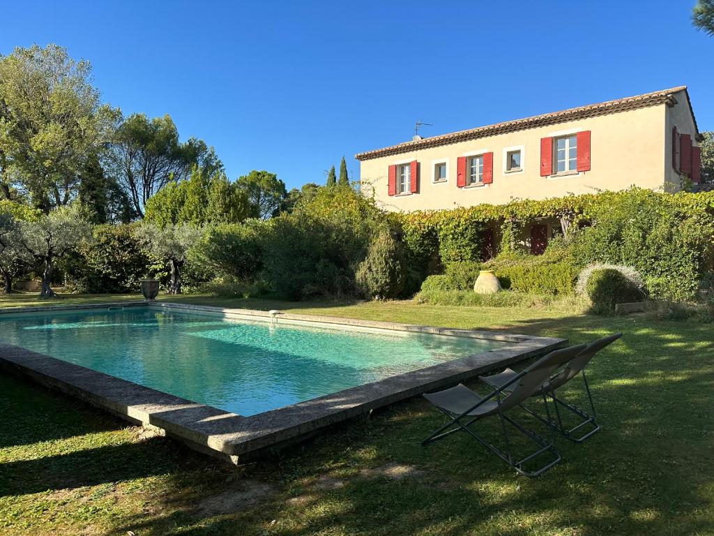 une piscine avec un banc à côté d'une maison dans l'établissement Mas du Barroux, à Carpentras