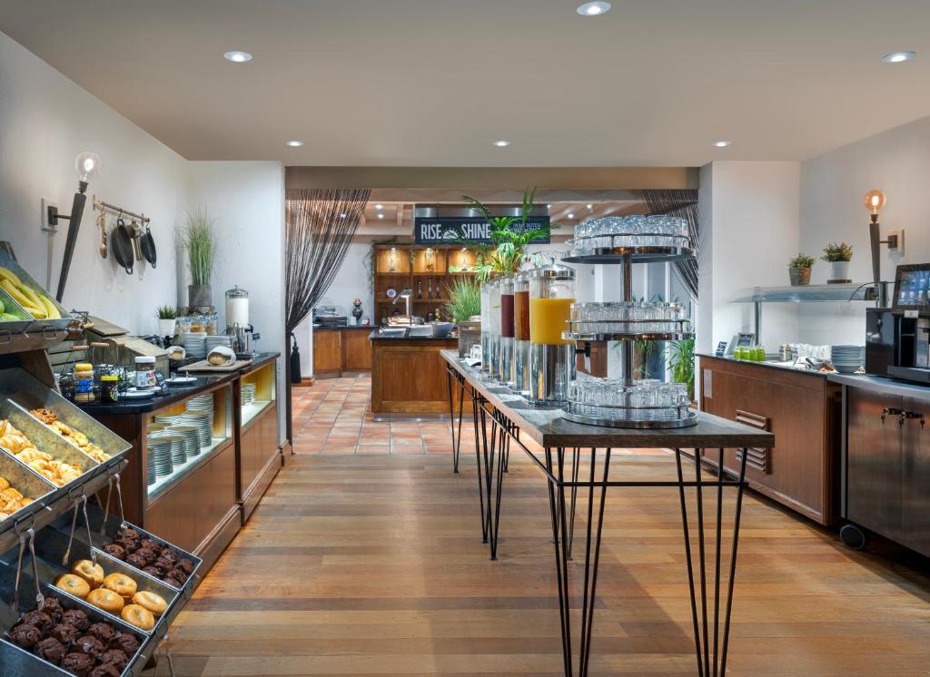 eine Bäckerei mit einer Theke mit Essen drauf in der Unterkunft Delta Hotels by Marriott Worsley Park Country Club in Worsley