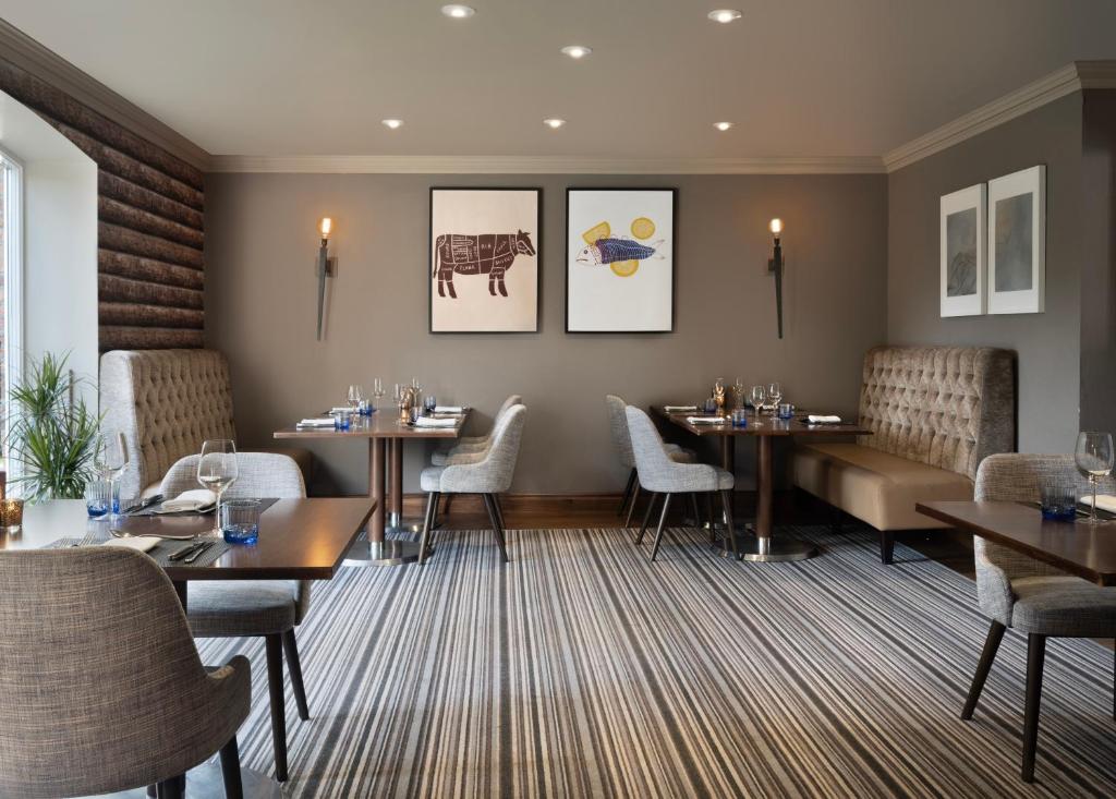 Ein Sitzbereich in der Unterkunft Delta Hotels by Marriott Worsley Park Country Club