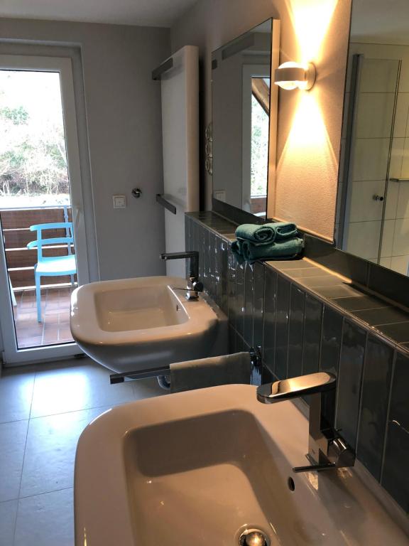 Koupelna v ubytování Blaues Zimmer mit grossem Balkon, Bad ist ein Traum, 50 Schritte zum Radweg am Main, Weinfest besuchen