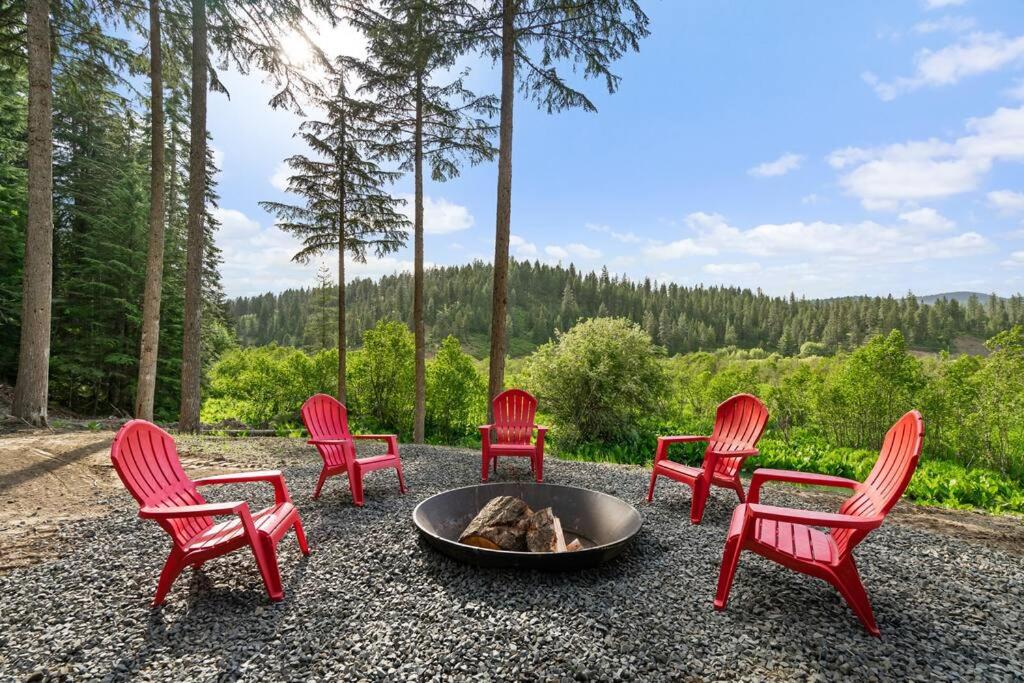コー・ダレーンにあるMountain Home in Coeur d’ Aleneの火場周囲赤い椅子群