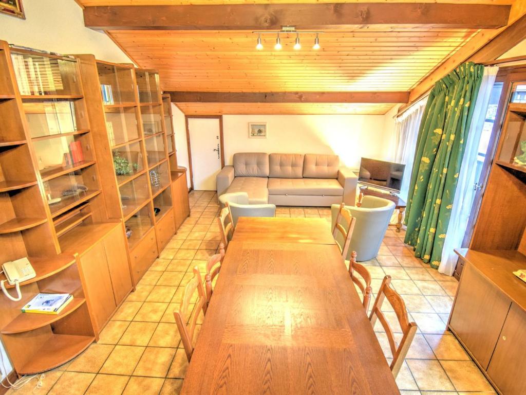 una sala de estar con una mesa larga y un sofá en Appartement Morzine, 3 pièces, 8 personnes - FR-1-524-2, en Morzine