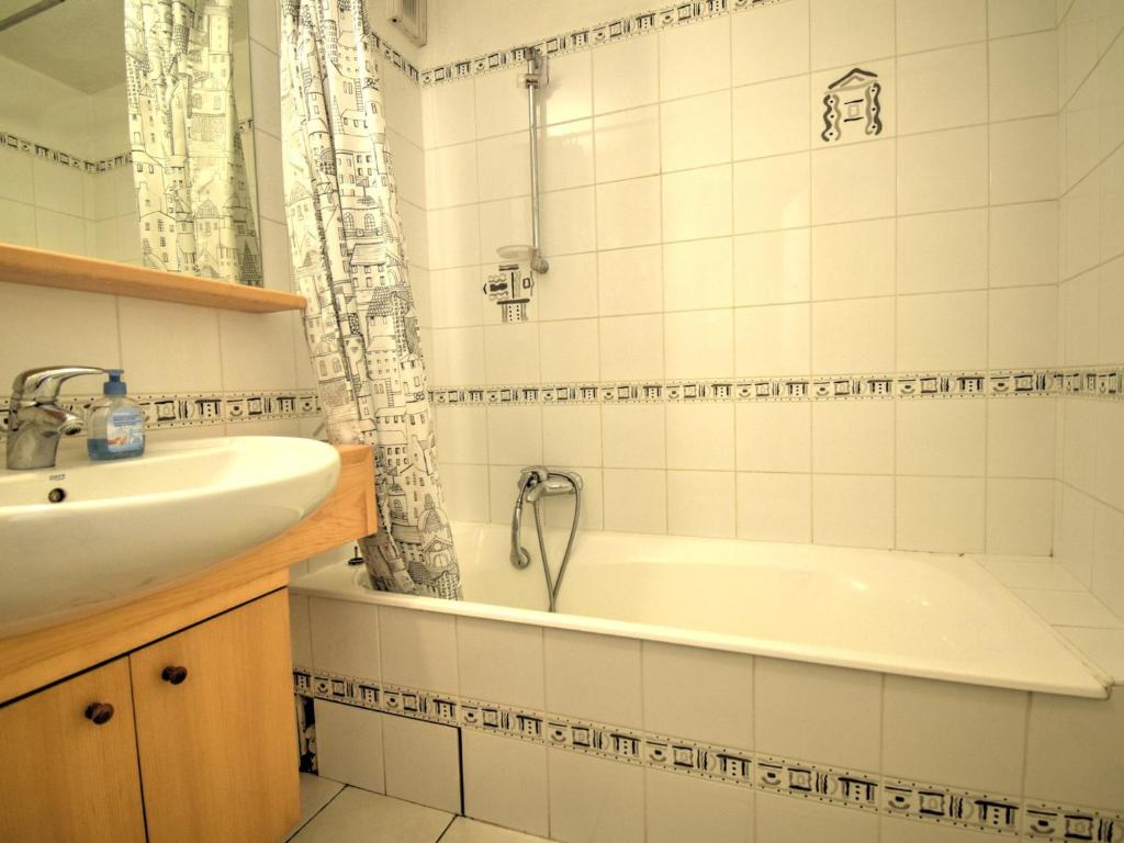 a bathroom with a tub and a sink at Appartement Morzine, 2 pièces, 6 personnes - FR-1-524-41 in Morzine