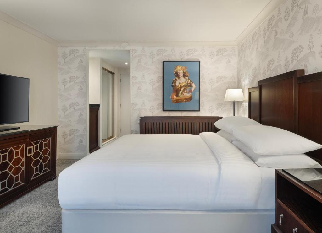 Ein Bett oder Betten in einem Zimmer der Unterkunft Delta Hotels by Marriott Worsley Park Country Club