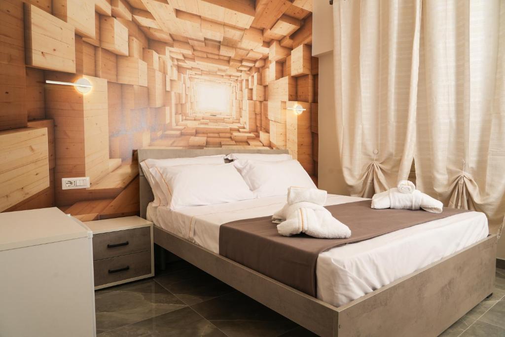 1 dormitorio con 1 cama con 2 almohadas en Napolitano Rooms (Central Station), en Nápoles