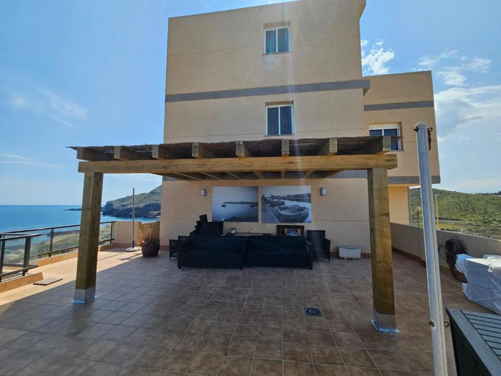 ein Haus mit einem Wohnzimmer auf dem Balkon in der Unterkunft Magnificent Mediterranean Views in Cabo de Palos