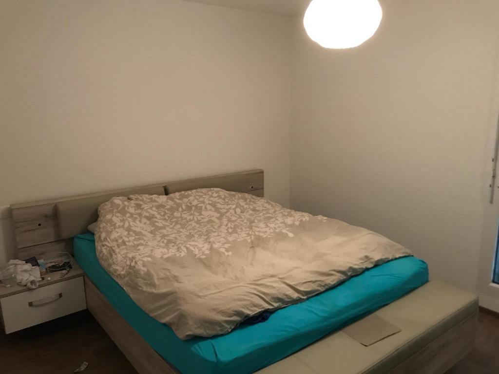 ein kleines Bett in einem kleinen Zimmer mit einer Lampe in der Unterkunft Appartement haut standing 