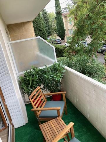 Un balcon sau o teras&#x103; la TILIA JOURDAN-Studio Cosy Aix Centre-Cours MIRABEAU-PARKING-WIFI-SMART TV-RUE CALME