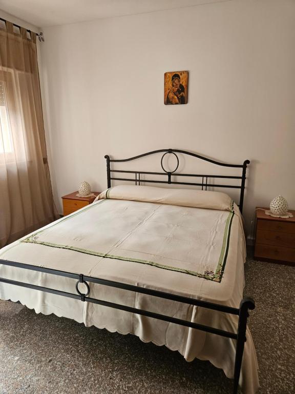Un pat sau paturi într-o cameră la Appartamento I Girasoli